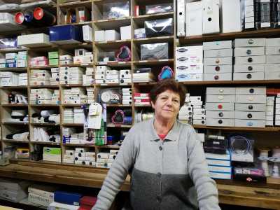 Ad accoglierci � la proprietaria, la 73enne Tommasa Carbonara, che gestisce la merceria dal 1981. �Non ho mai voluto cambiare nulla di questo posto - afferma -. Ho solo personalizzato il marchio aggiungendovi il mio nomignolo: �Tommy��